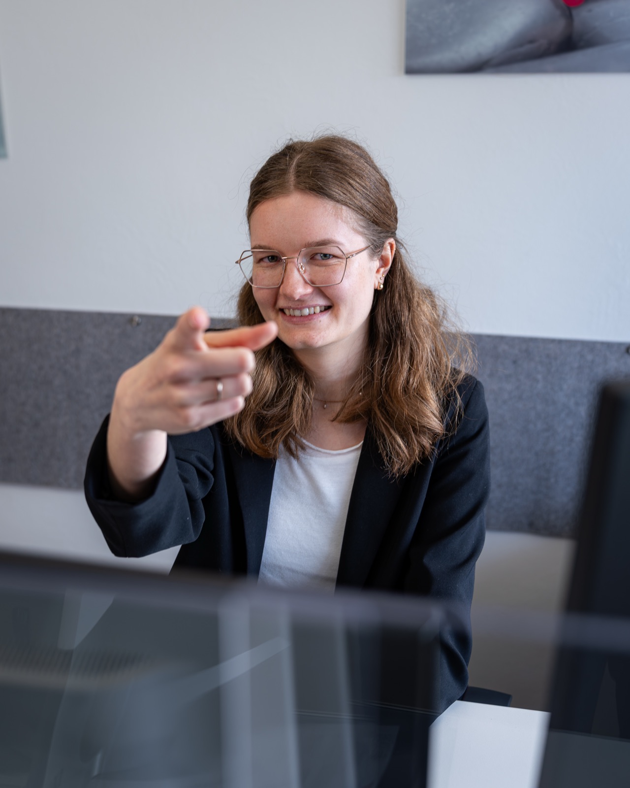 Auszubildende am Arbeitsplatz, freundlich kommunizierend